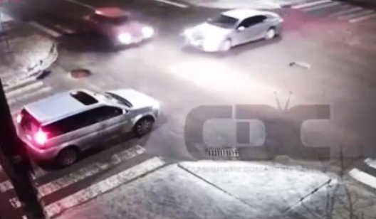 В центре Славянска произошло ДТП: видео с камер наблюдения