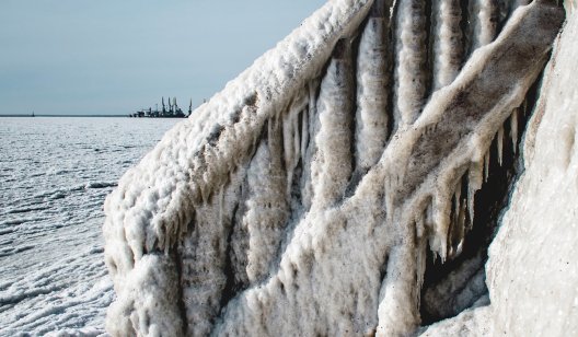 Впечатляющие фото непогоды в Бердянске: море замерзло, а скульптуры обледенели