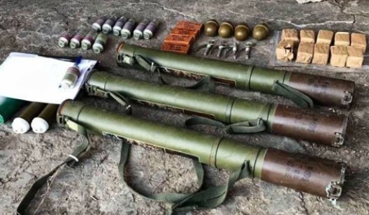 Военные из ООС нашли на Донбассе тайник с оружием и боеприпасами. Фото