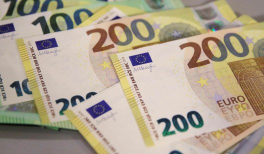 В Германии впервые показали новые банкноты 100 и 200 евро