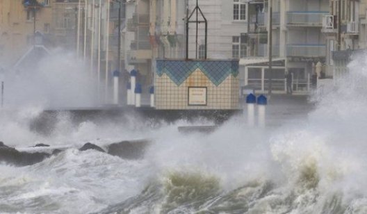 На Европу обрушился самый мощный шторм за последние три десятка лет. Есть жертвы и разрушения