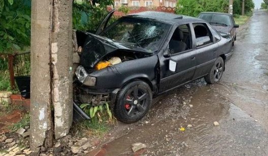 В Славянске Opel въехал в электроопору: пострадали водитель и пассажир