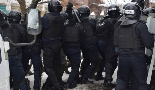 В Славянске массовые беспорядки начались во время транспортировки осужденного: "опасность" позади