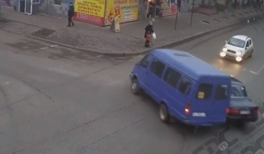 Видео момента ДТП в центре Славянска