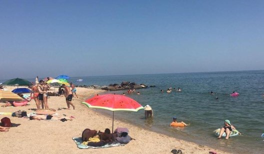 "Каша" из медуз, в воду не зайти: в Бердянске забиты пляжи отдыхающими, но купаться невозможно