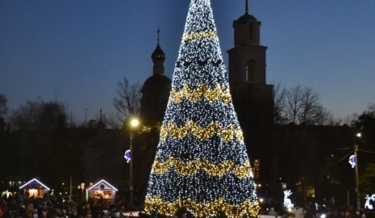 В Славянске на главной ёлке города завтра зажгут праздничные огни
