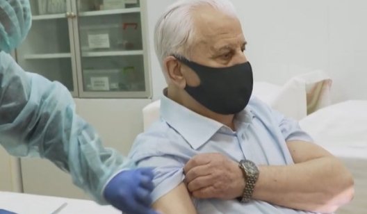 87-летний первый президент Украины вакцинировался "ковишилдом"