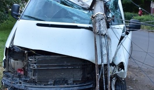 ДТП в Славянске: Volkswagen снес столбы, водитель - пропал