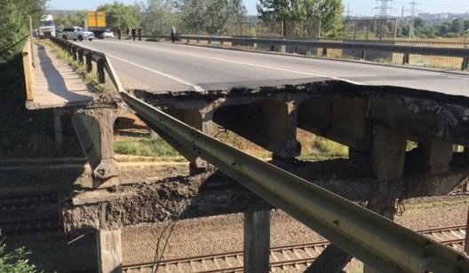 В Харькове обрушился автомобильный мост. Фото и видео