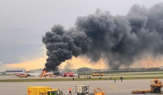 В Москве при аварийной посадке загорелся самолет: видео