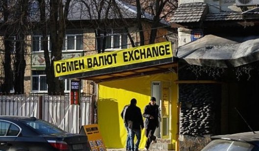 Украинцы ринулись скупать наличные доллары