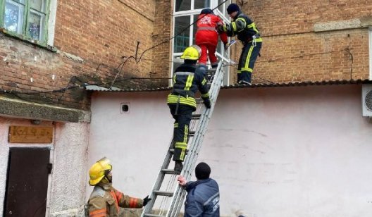 В Краматорске мужина выпал с четвертого этажа на крышу магазина (ФОТО)