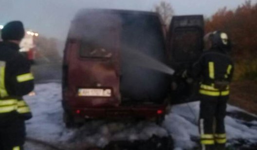 Сегодня утром на трассе около Славянска сгорел автомобиль