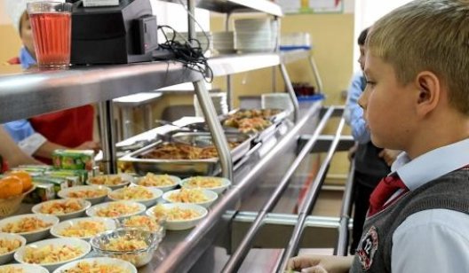 Украинских детей решили кормить по новым правилам: что и как изменится в школьном меню