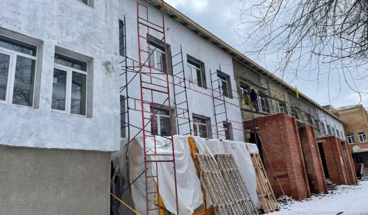 У Словʼянську відновлюють будівлю одного з медичних закладів