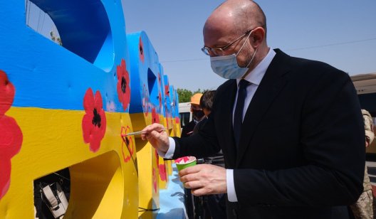 Премьер-министр Украины поработал над стелой у въезда в Славянск