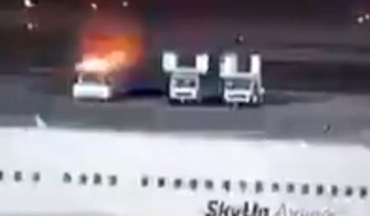 В Египте загорелся украинский самолет с почти 200 людьми на борту. Видео