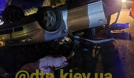 Люди были даже в багажнике. Под Киевом в смертельную аварию попала легковушка с 12 пассажирами