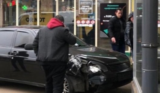 В Донецкой области легковушка врезалась в здание кафе