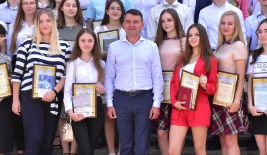 В Славянске наградили "золотую" молодежь
