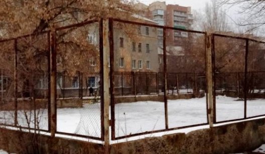 В Славянске планируют восстановить футбольное поле на "жилдоме"