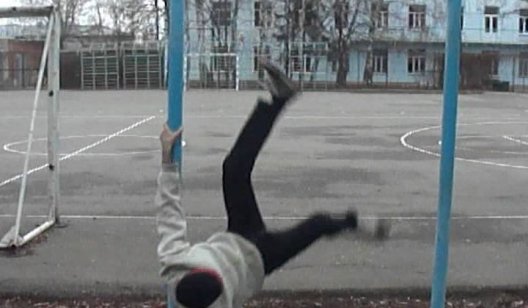 Недоглядели: в Славянске в детском саду мальчик упал с турника - в реанимации