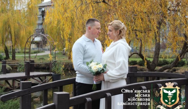 Всупереч війні прифронтовий Словʼянськ — живе. Тут народжуються діти і нові сімʼї.