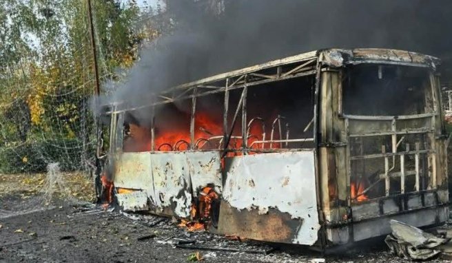 Росіяни вдарили по рейсовому автобусу в Краматорську: щонайменше 12 людей загинули