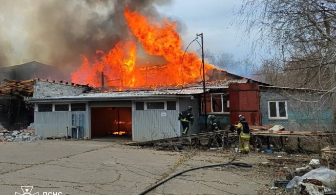 Рятувальники гасили пожежу після обстрілу у Слов’янську