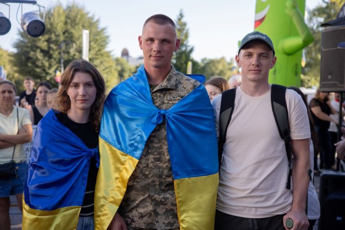 Фахівчиня супроводу ветеранів із Кам’янець-Подільської територіальної громади Вікторія Невідомська з ветеранами: звільненим з полону Дмитром Пазіним та Богданом Антоховим. Фото надала Вікторія