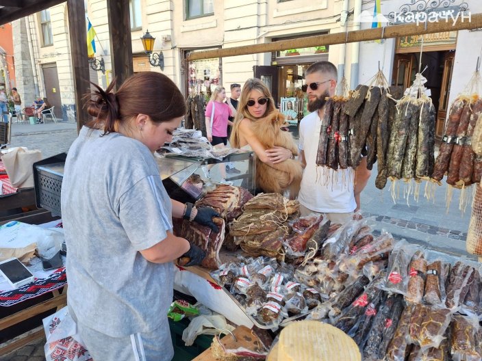 Перш ніж зробити покупку, вони дегустували кілька видів продукції
