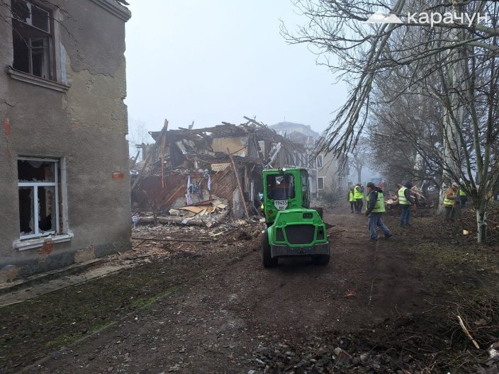 Наслідки російського обстрілу по вулиці Вокзальній