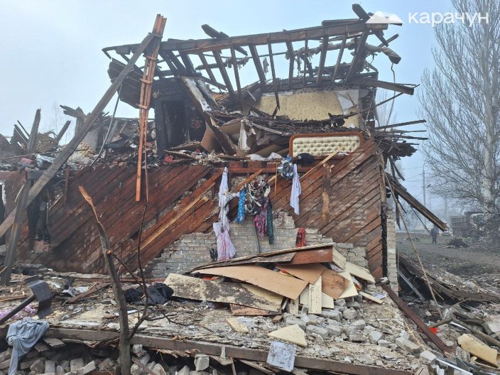 Наслідки влучання однієї з авіабомб у багатоповерхівку по вулиці Вокзальній.